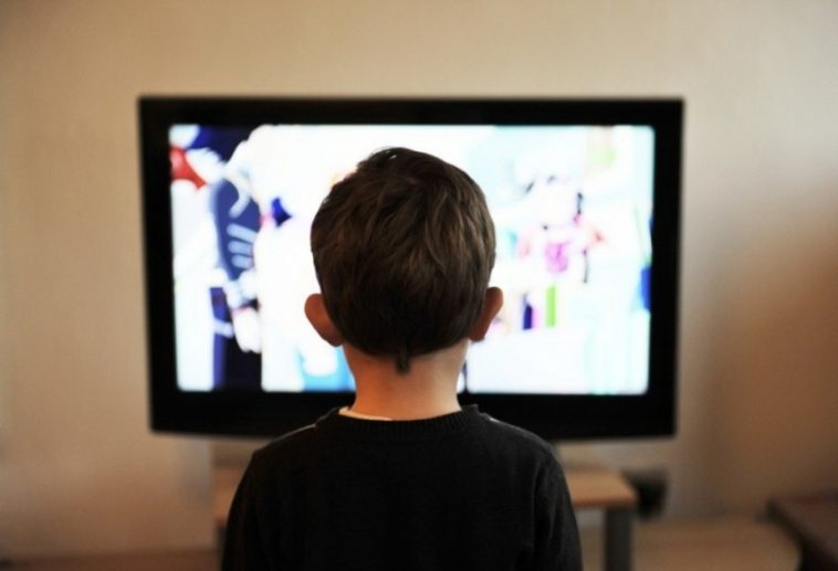 هل الشاشات تسبب التوحد!!؟؟